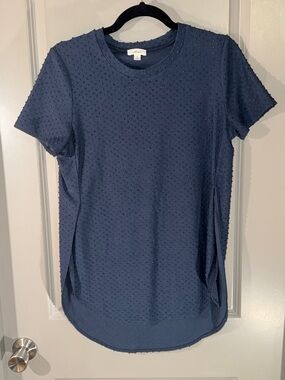 Wilfred (Aritzia) Navy Textured Short-Sleeve Tee with side slits